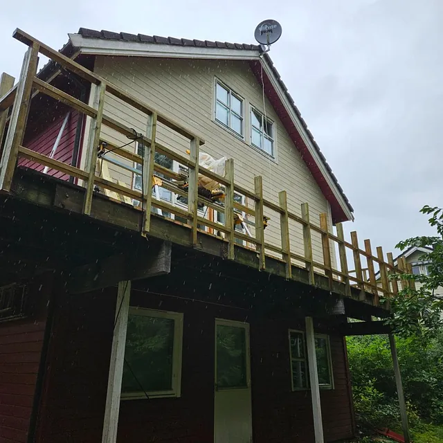 utskiftning av veranda og en gavlvegg med ny utgangsdør og og balkongdør